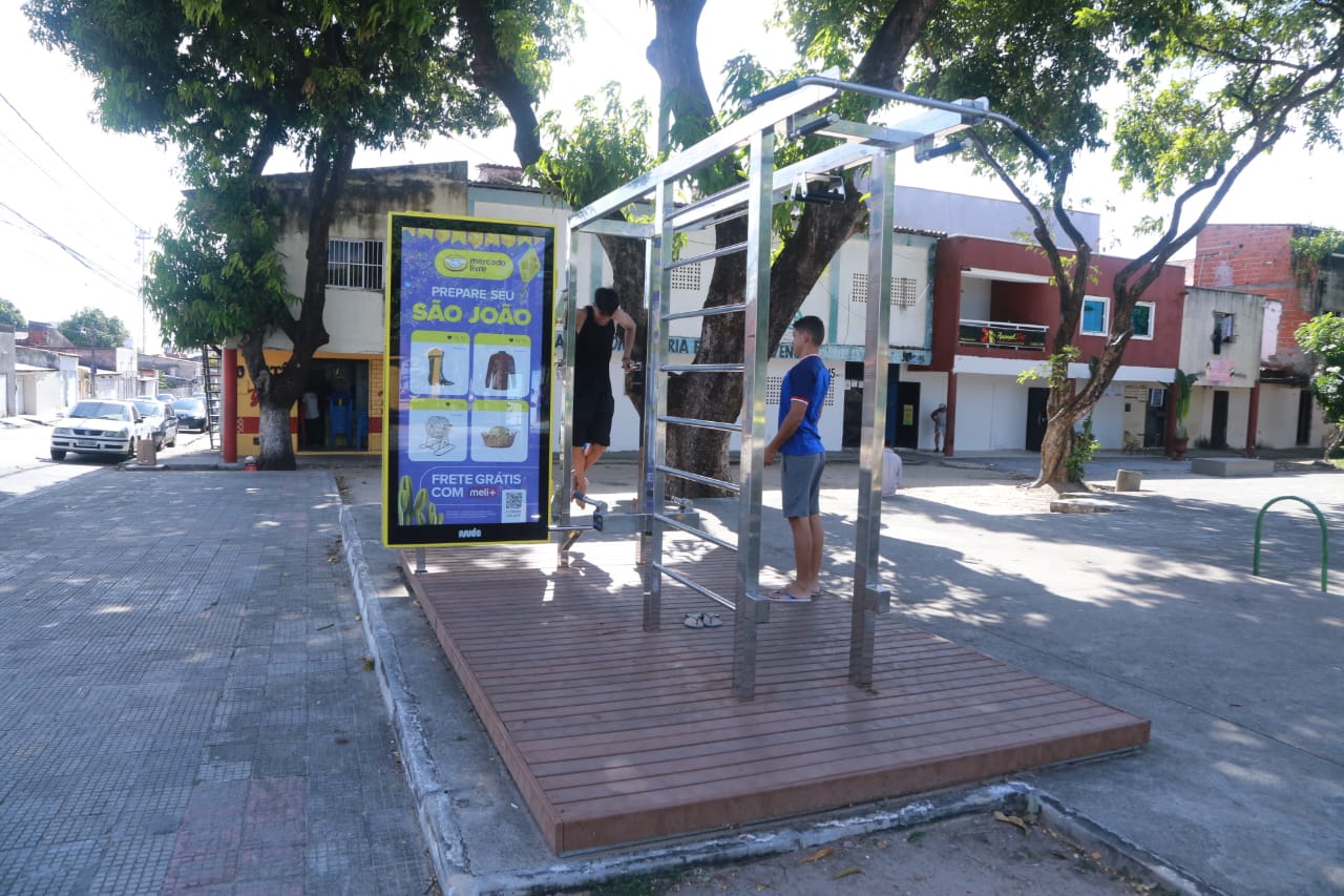 No bairro Panamericano, a estação está localizada na Praça Mauá